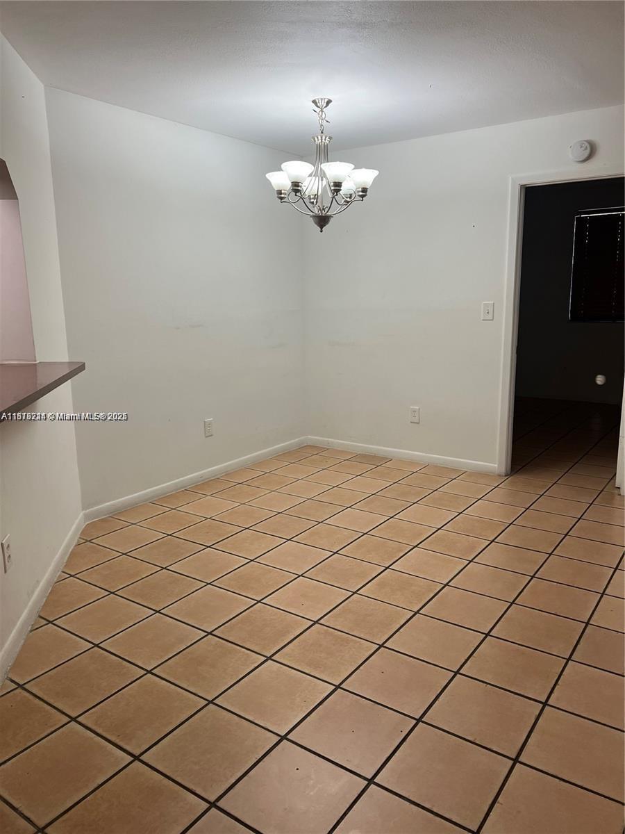 1135 N Franklin Ave 1135b Property Photo 4