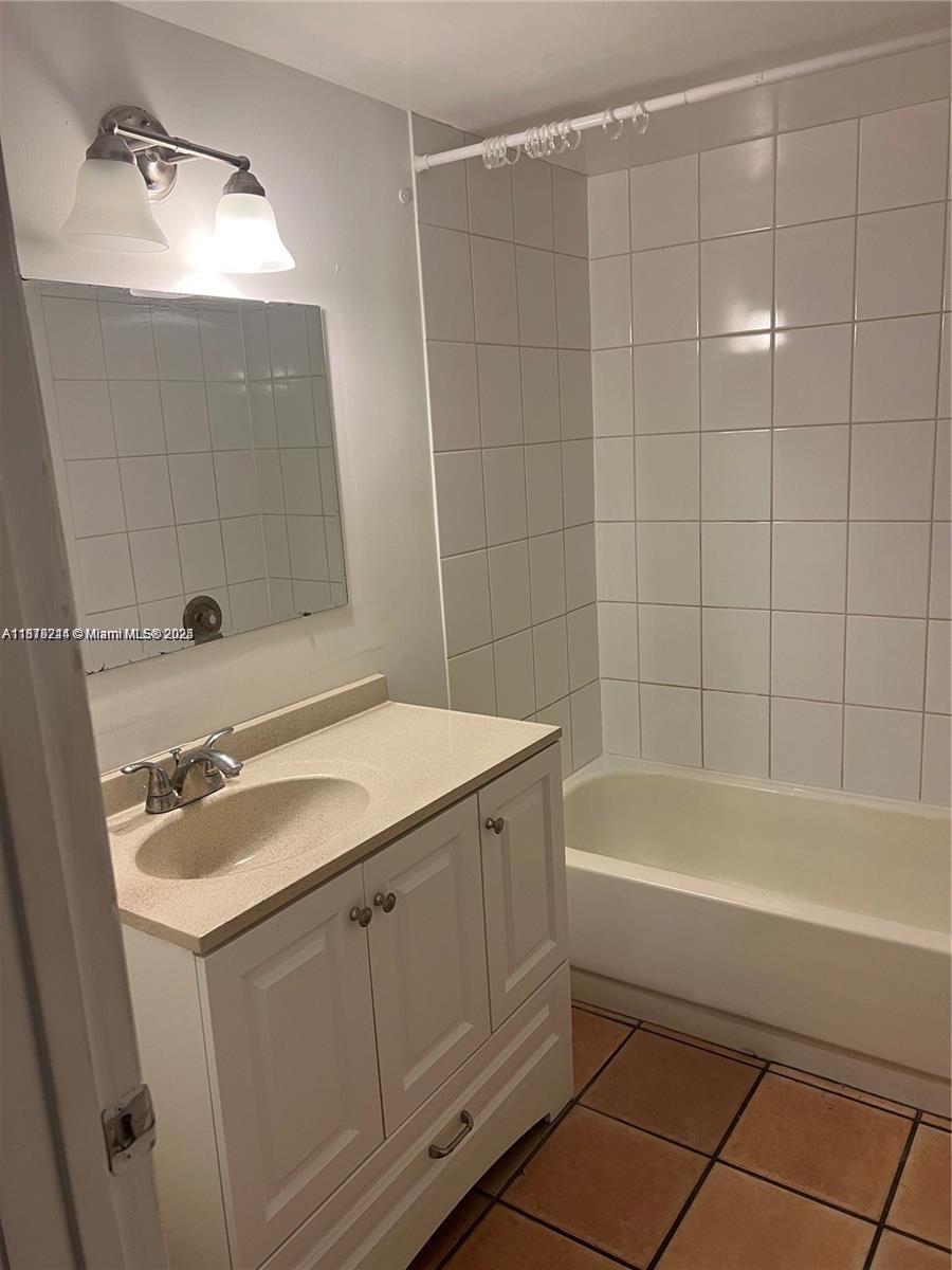 1135 N Franklin Ave 1135b Property Photo 6
