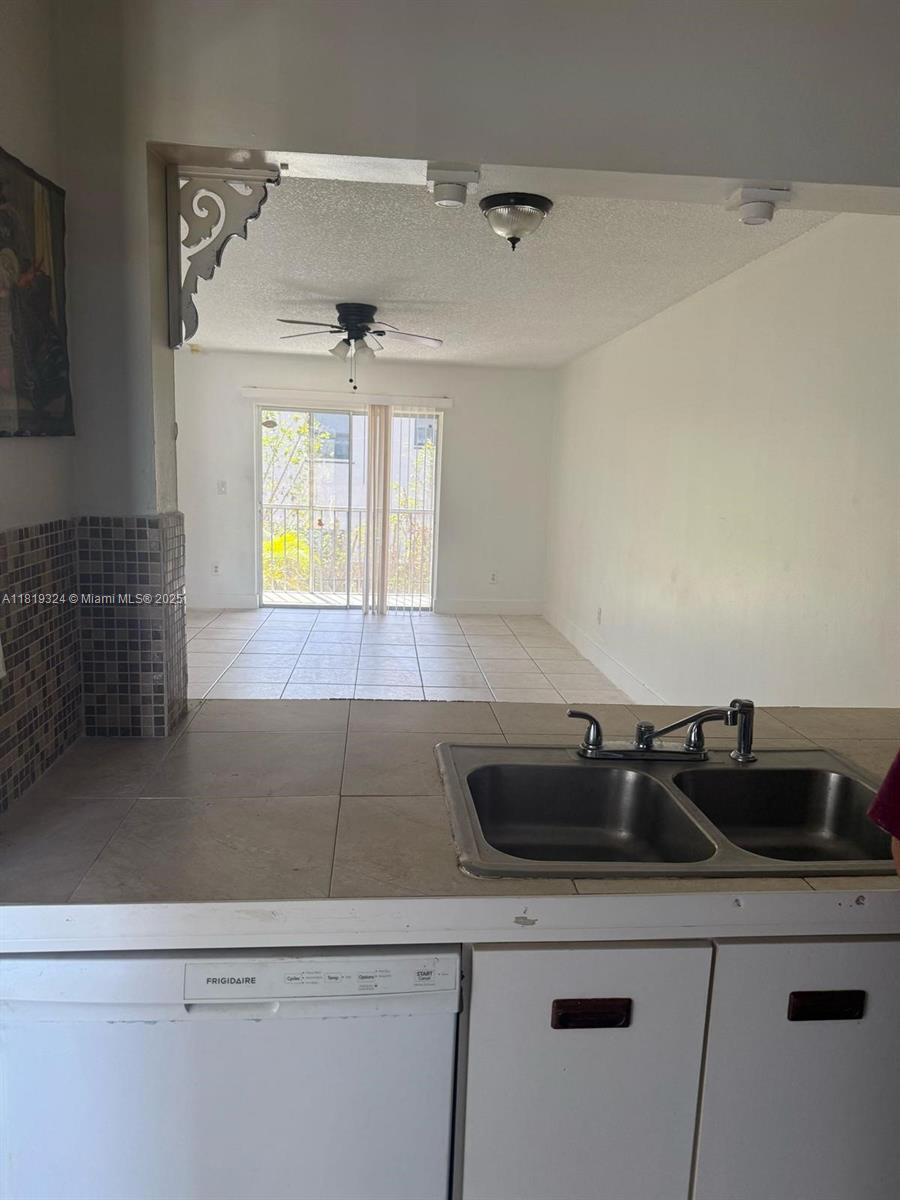 438 Ne 210th Cir Ter 202-4b Property Photo 3