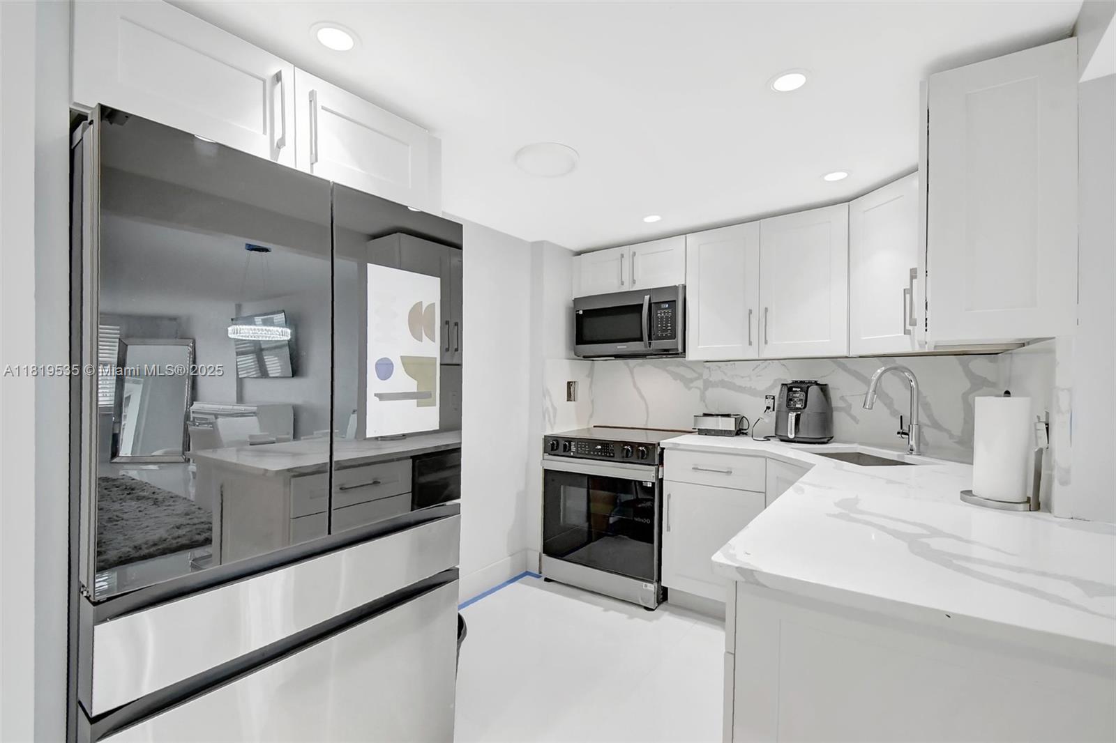 3015 N Ocean Blvd 4K Property Photo 1
