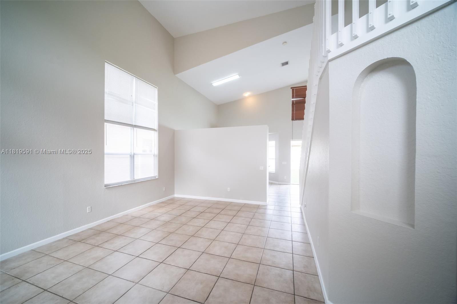 1202 Ne 37th Pl Property Photo 4