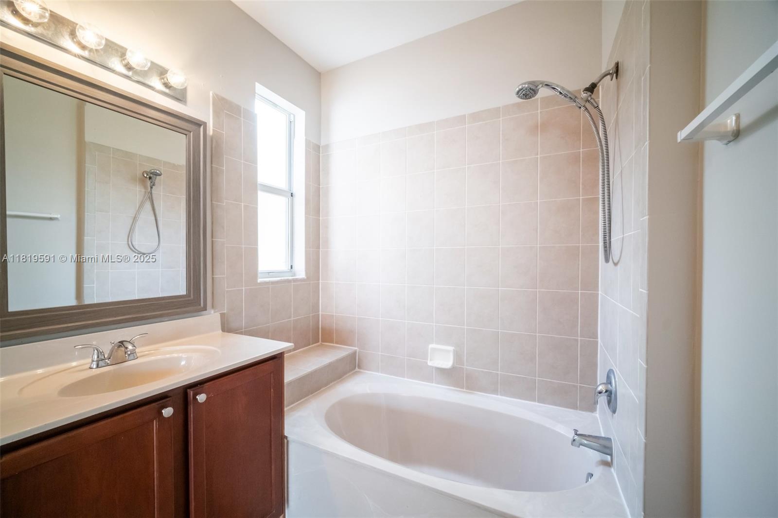 1202 Ne 37th Pl Property Photo 22