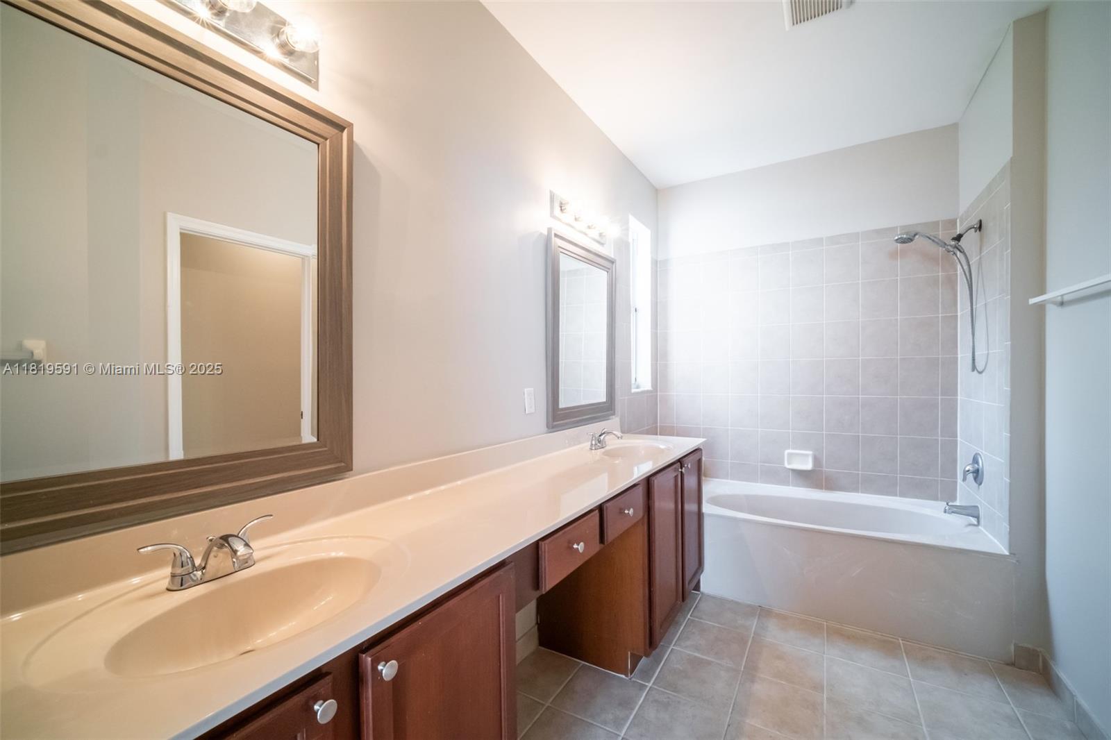 1202 Ne 37th Pl Property Photo 23