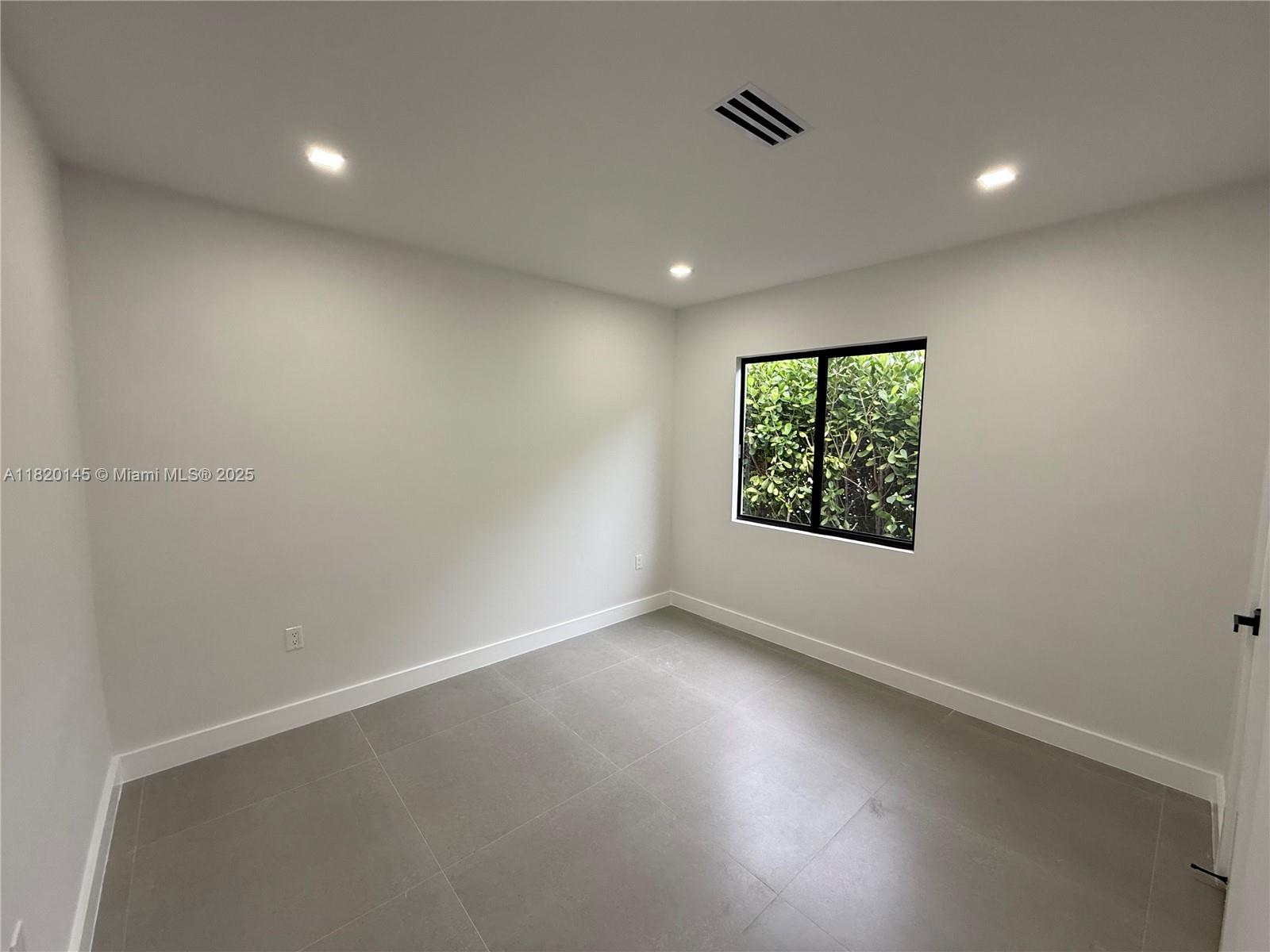 1125 Nw 37th St Property Photo 4