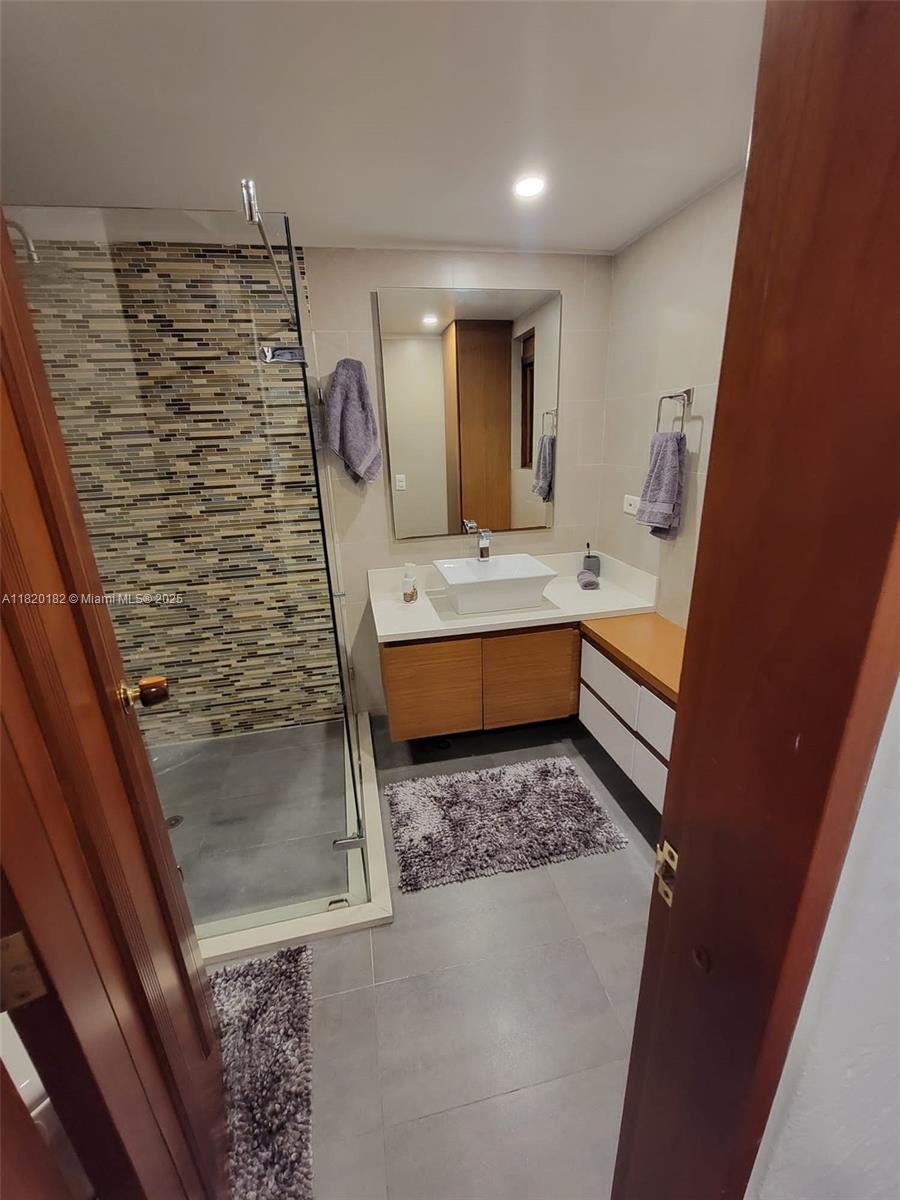 60 04 Int 3 128b Property Photo 4