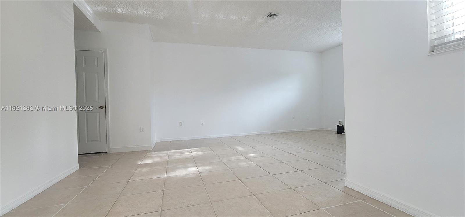 975 Ne 42nd Pl Property Photo 2