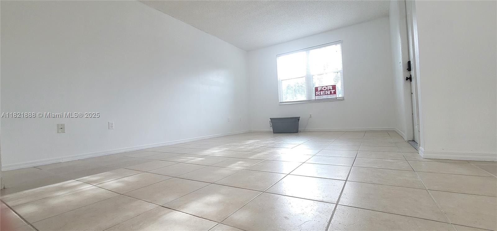 975 Ne 42nd Pl Property Photo 3