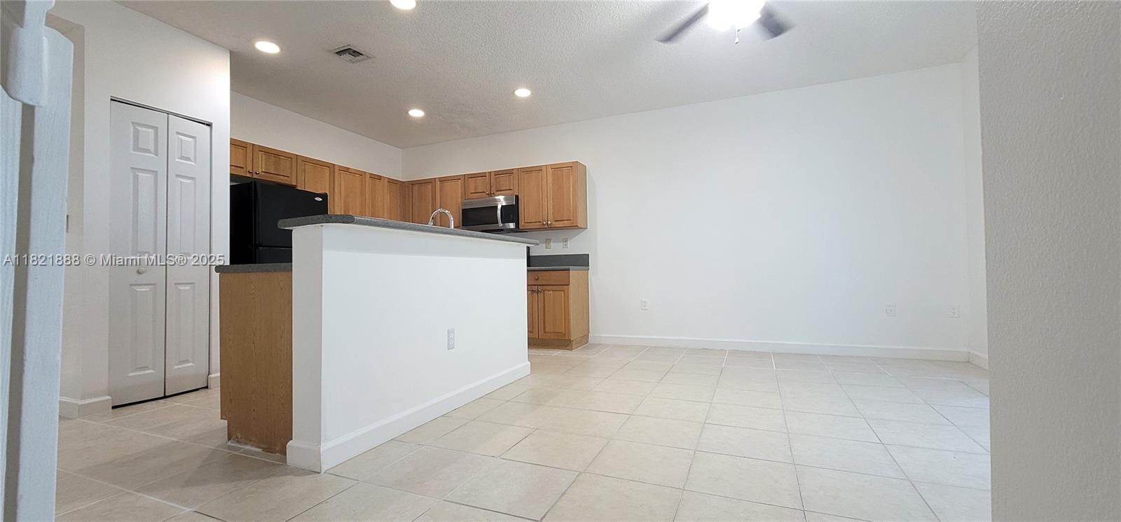 975 Ne 42nd Pl Property Photo 5