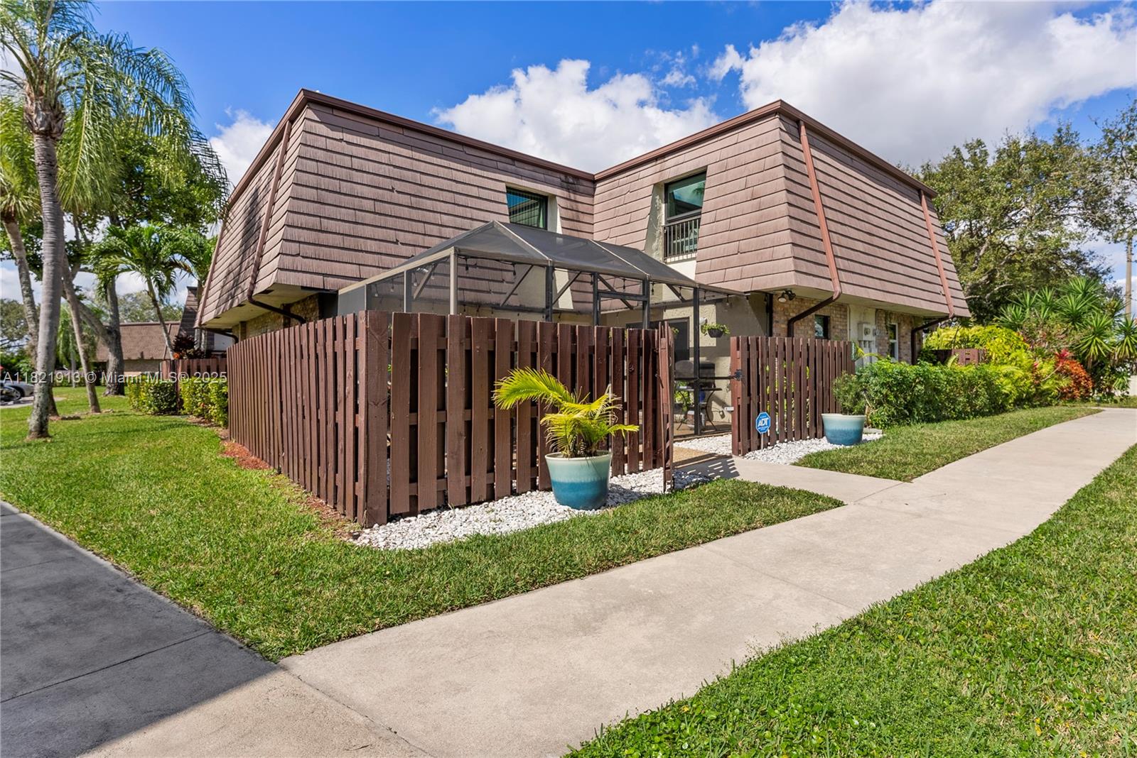 2571 NW 99th Ave Property Photo 1