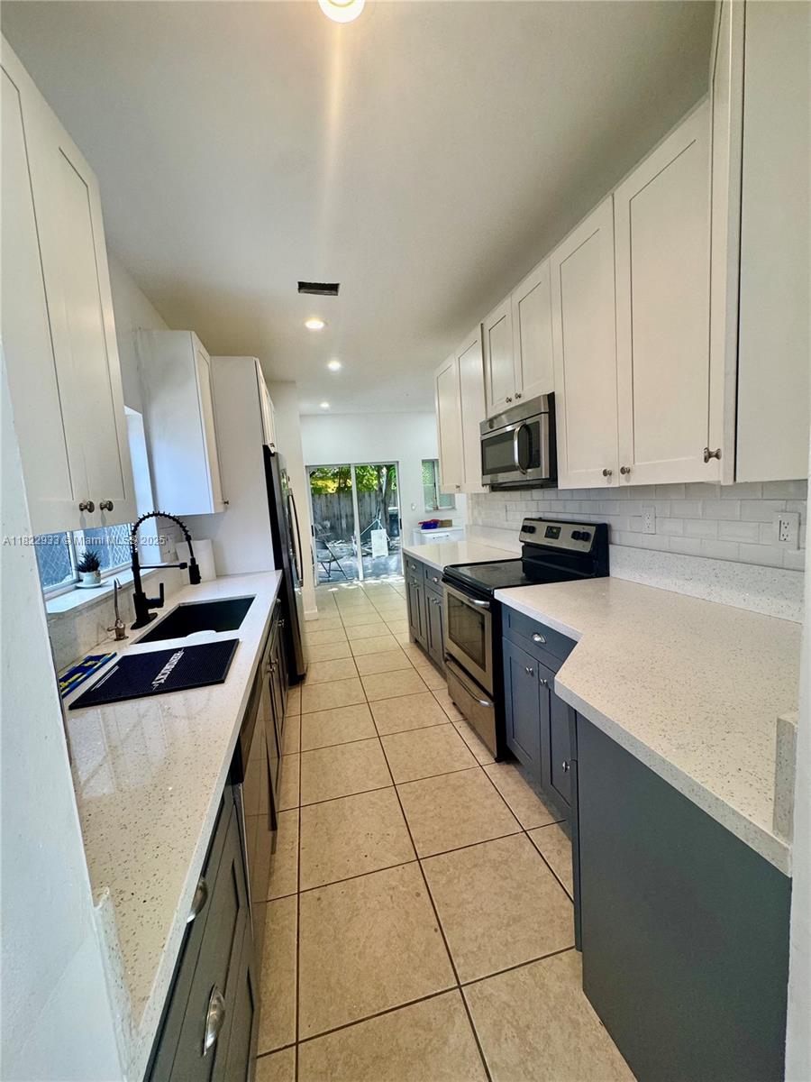 1281 Ne 41st Pl Property Photo 2
