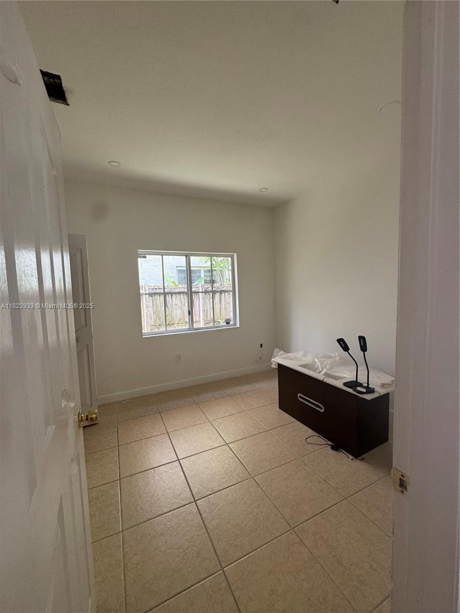 1281 Ne 41st Pl Property Photo 4