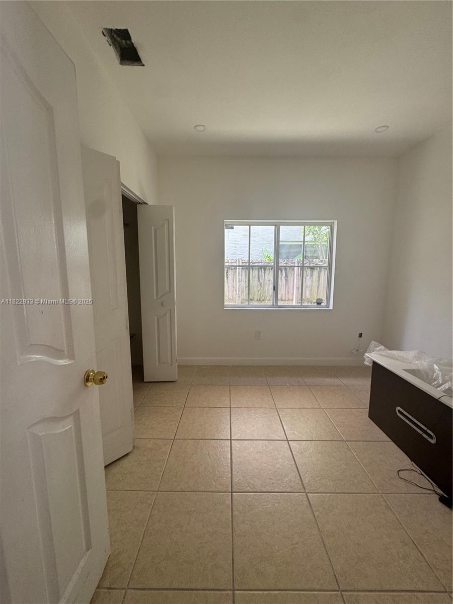 1281 Ne 41st Pl Property Photo 5