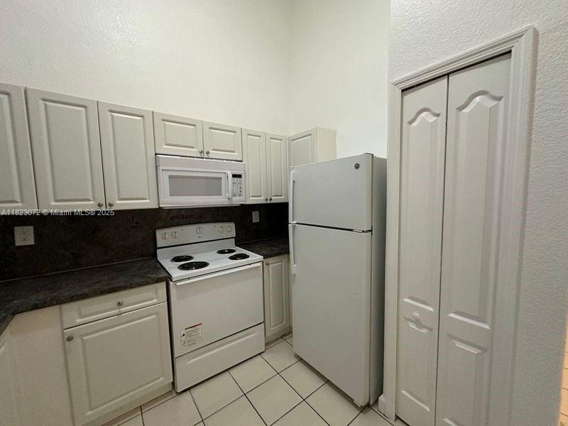 1661 Se 29th Ct 206 Property Photo 5