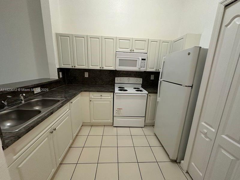 1661 Se 29th Ct 206 Property Photo 6