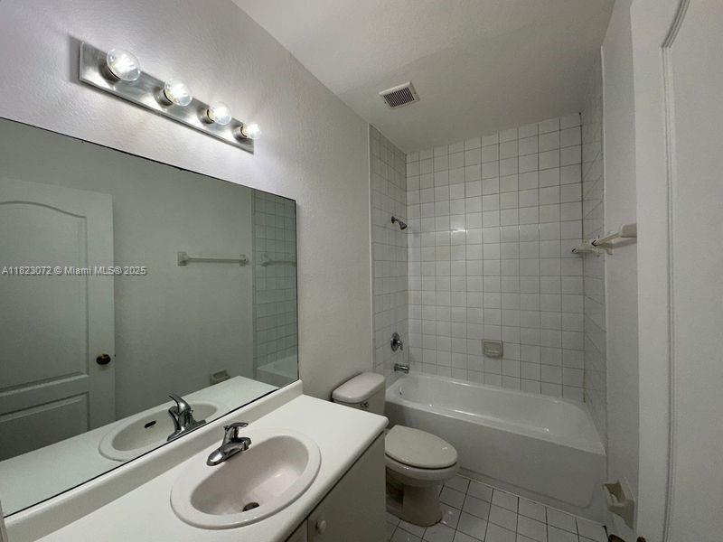 1661 Se 29th Ct 206 Property Photo 12