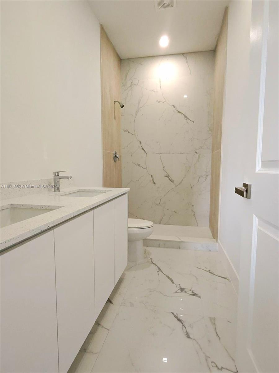 880 Sw 1st St 880 Property Photo 16