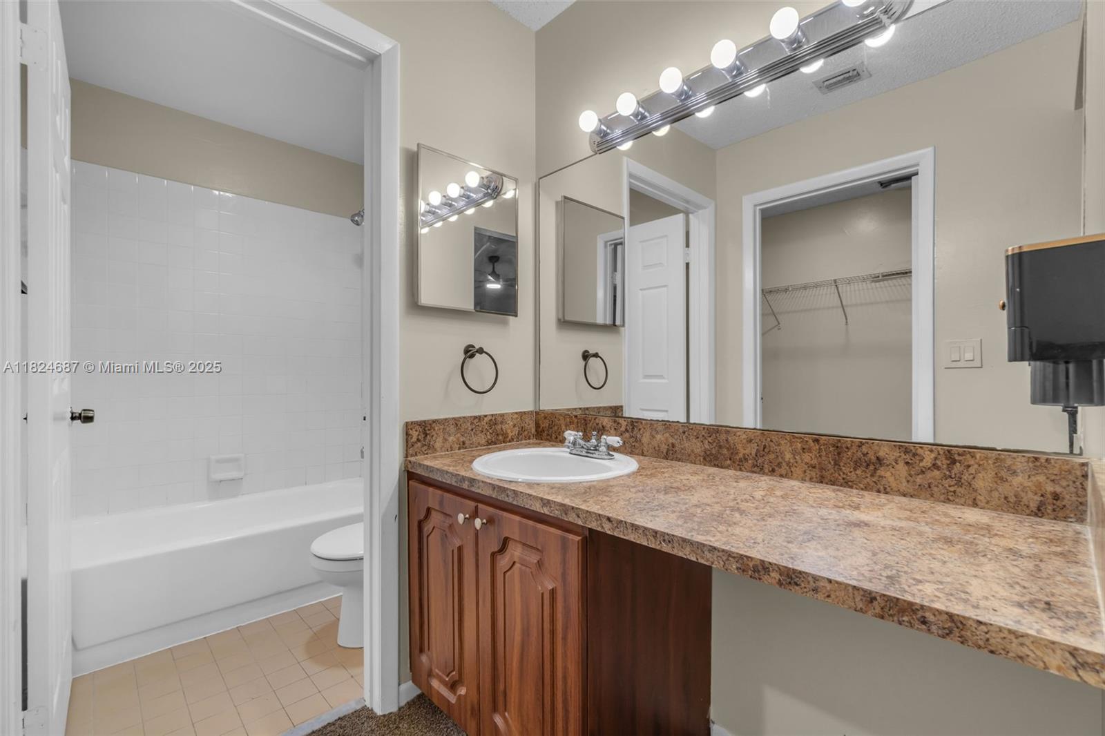 840 Independence Dr 840a Property Photo 16