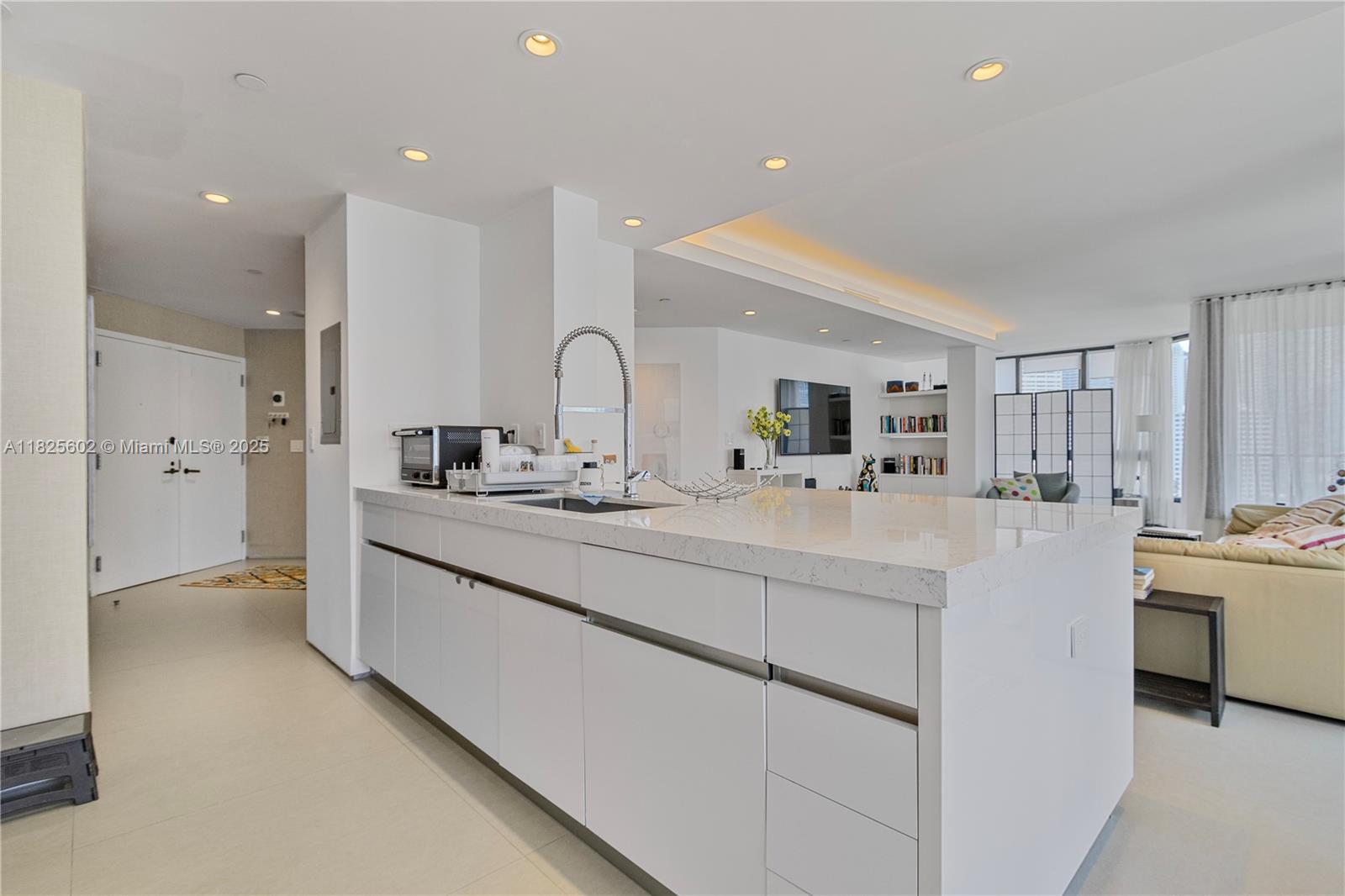 520 Brickell Key Dr A1421 Property Photo 1