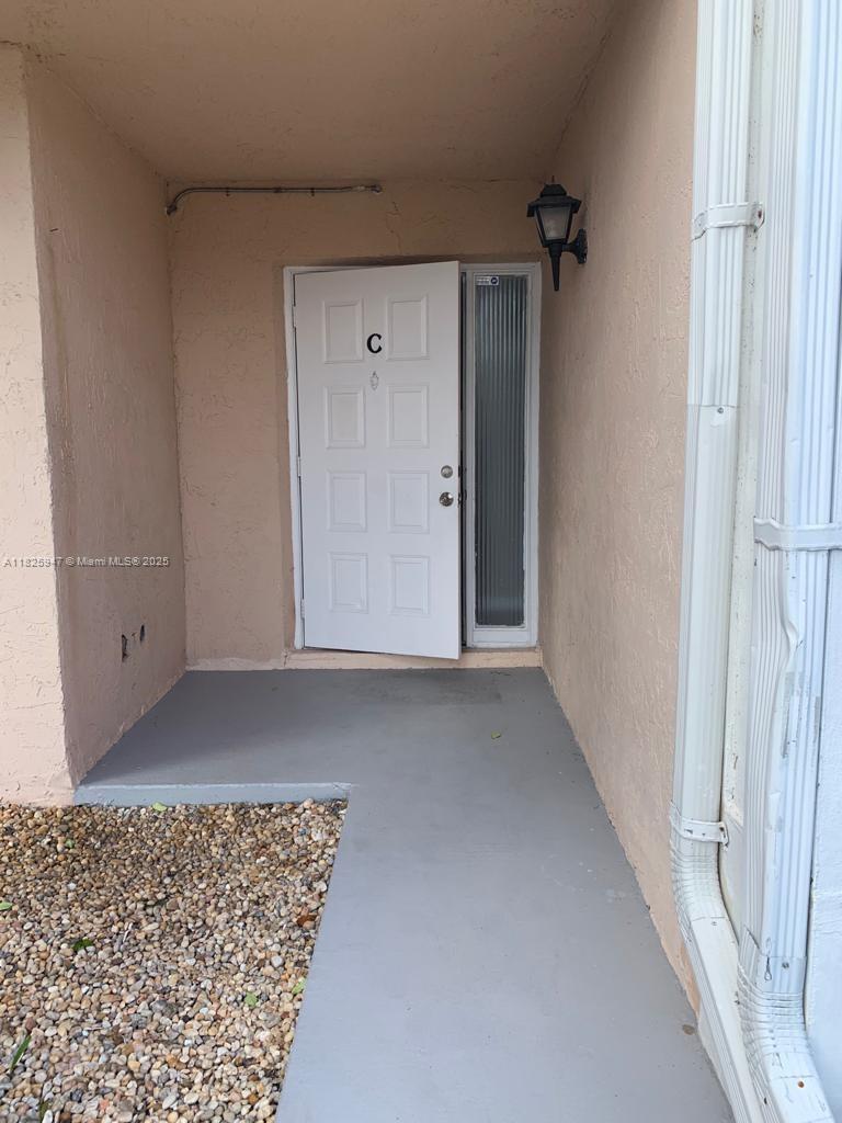 1190 Washington Cir 1190C Property Photo 1