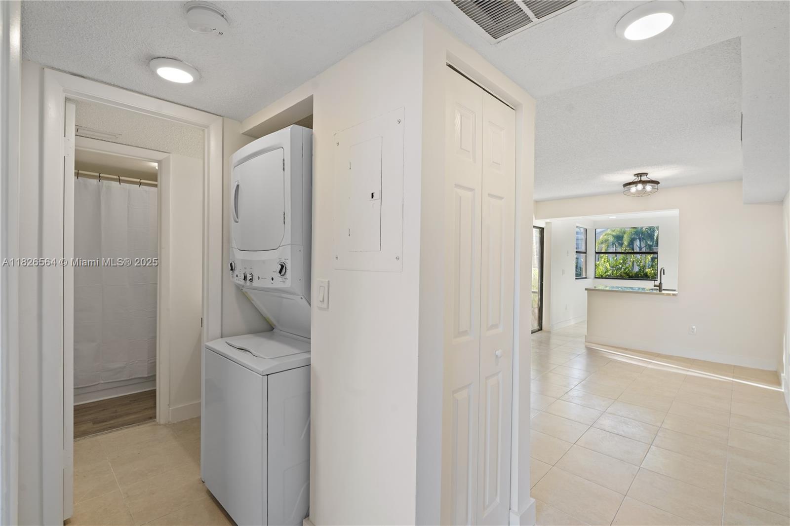 1160 Washington Cir 1160f Property Photo 3