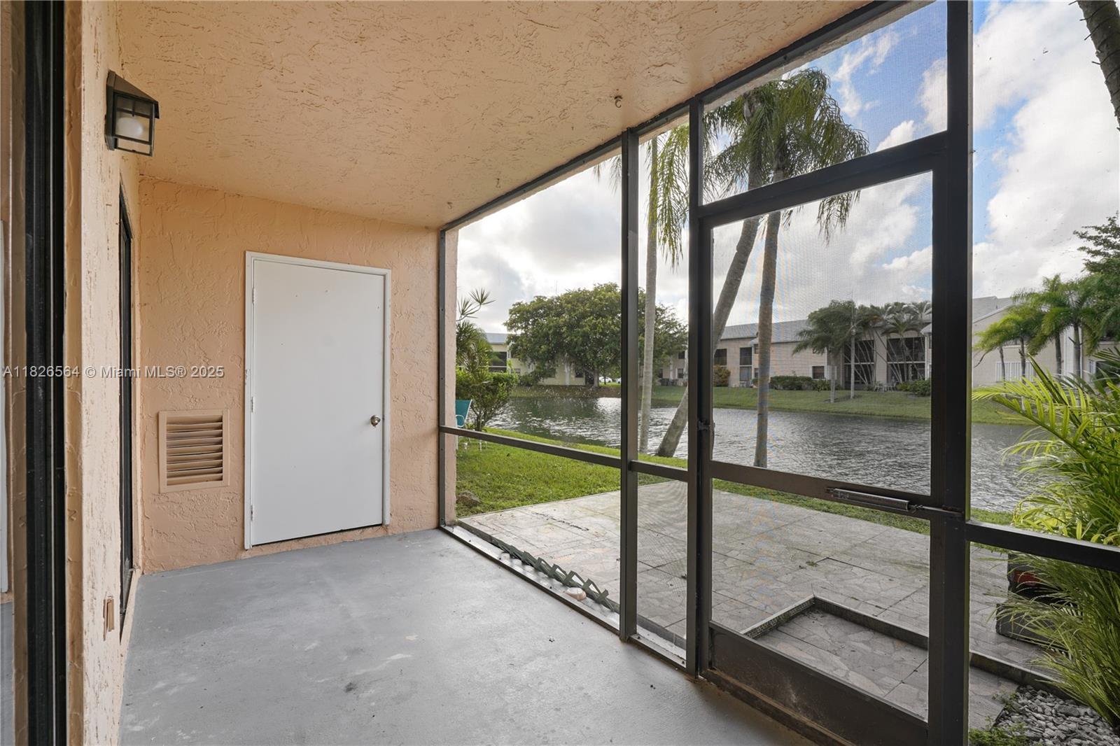1160 Washington Cir 1160f Property Photo 6