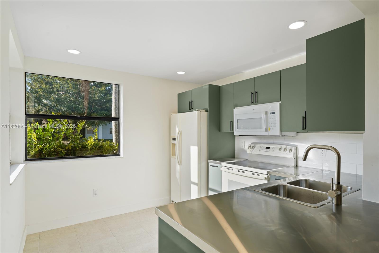 1160 Washington Cir 1160f Property Photo 7