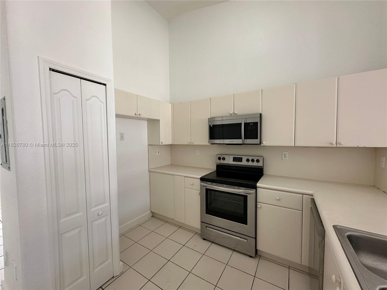 1651 Se 28th Ct 203 Property Photo 4