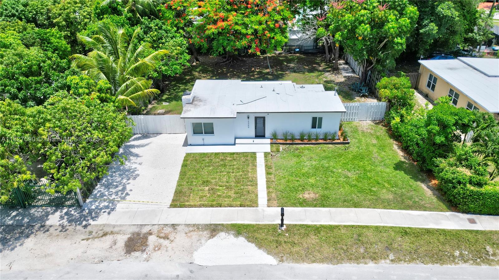 15459 Hayes Ln Property Photo 2