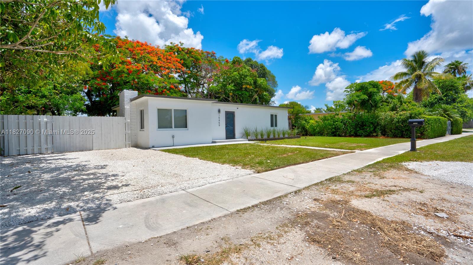 15459 Hayes Ln Property Photo 4