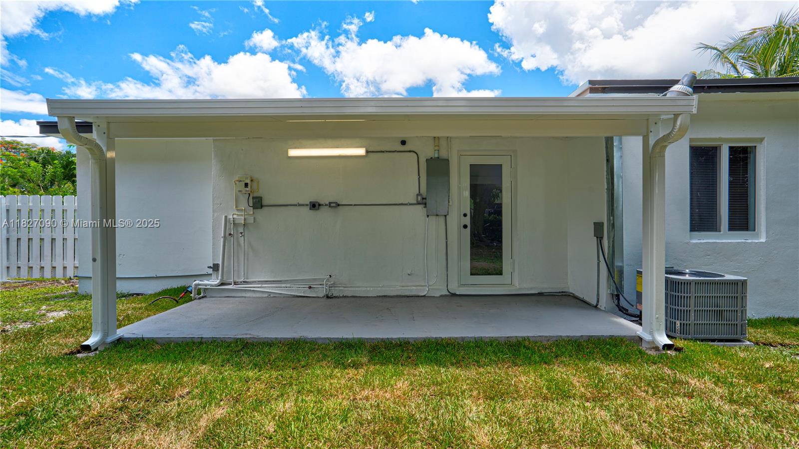 15459 Hayes Ln Property Photo 12