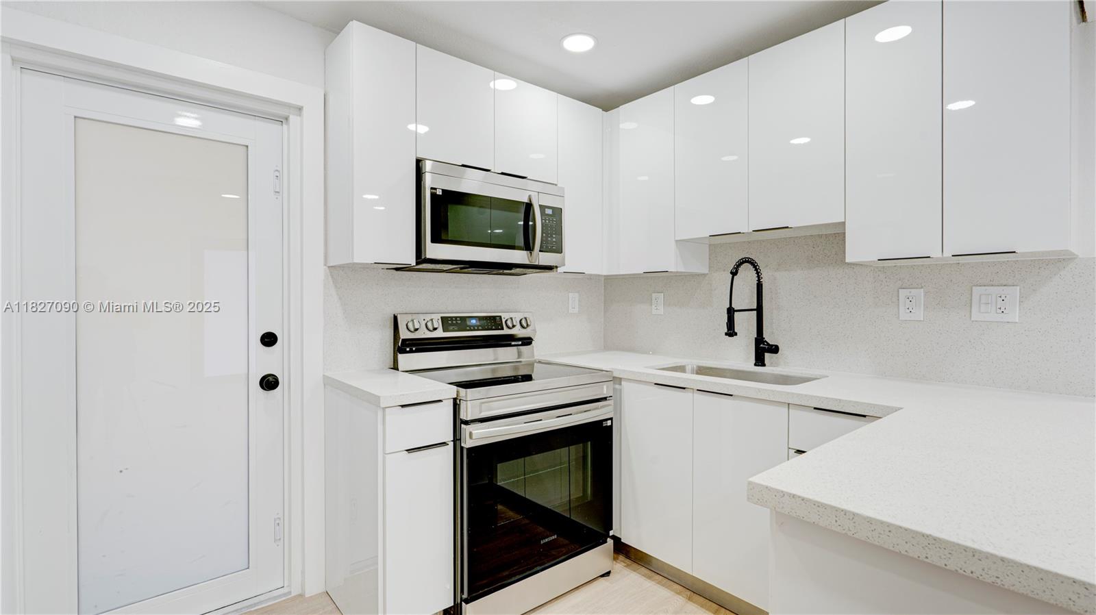 15459 Hayes Ln Property Photo 18