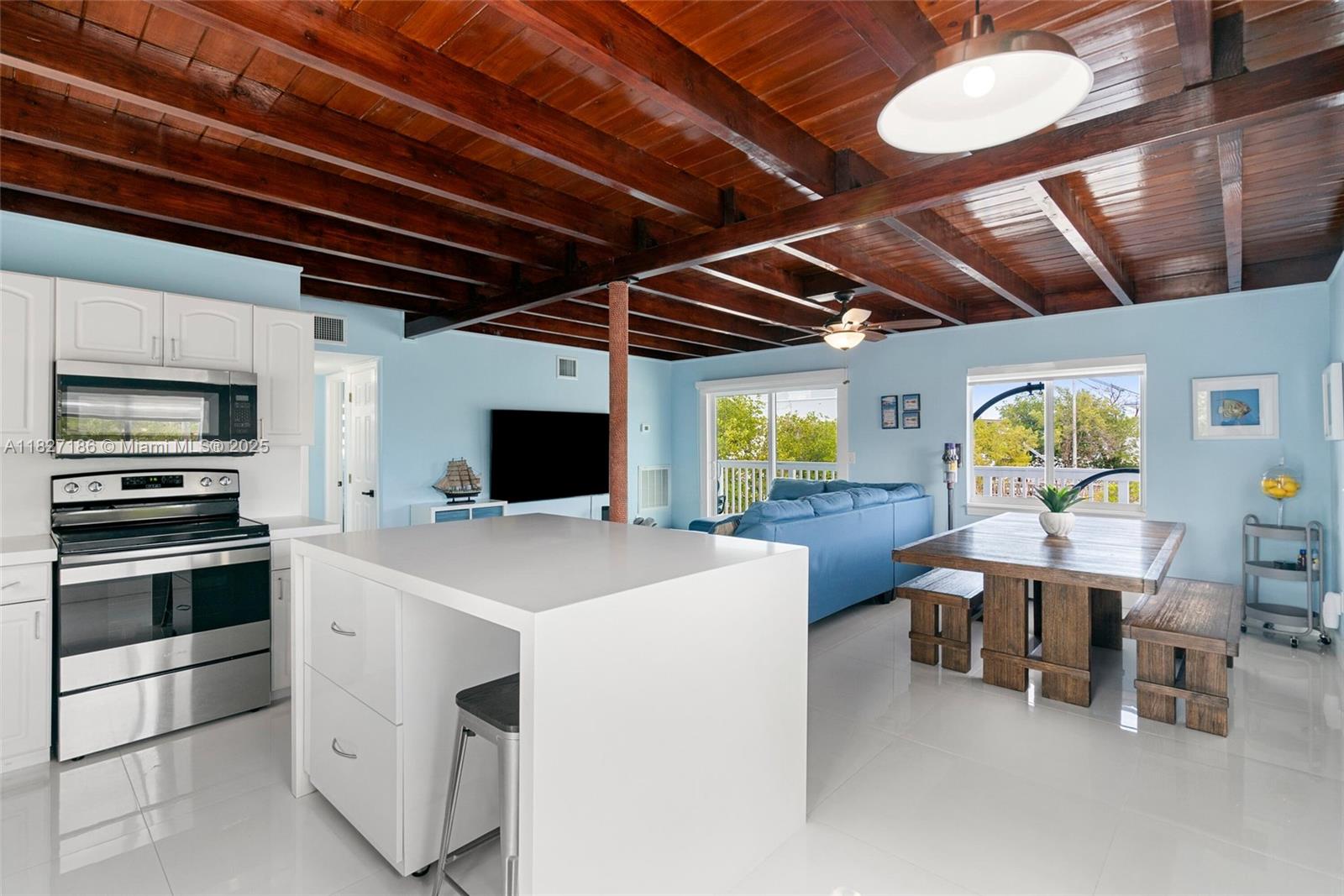 66 Seagate Blvd Property Photo 5