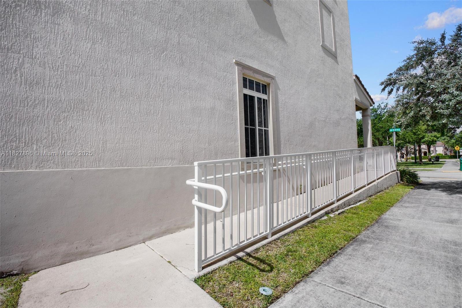 27503 Sw 139th Psge # Property Photo 3
