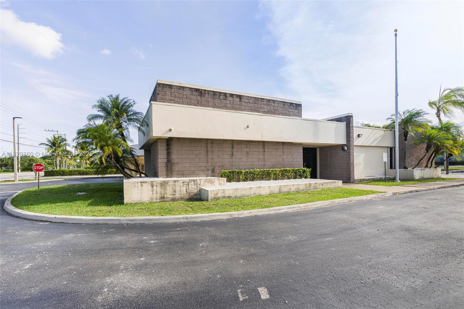 1750 Ne 8th St Property Photo 3