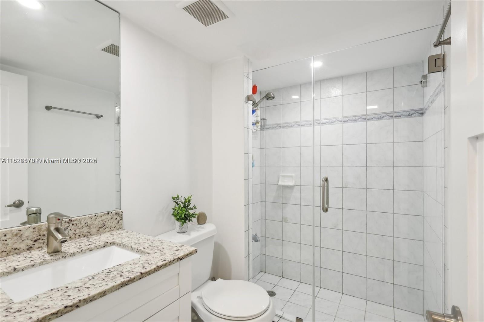 2401 Collins Ave 1011 Property Photo 4