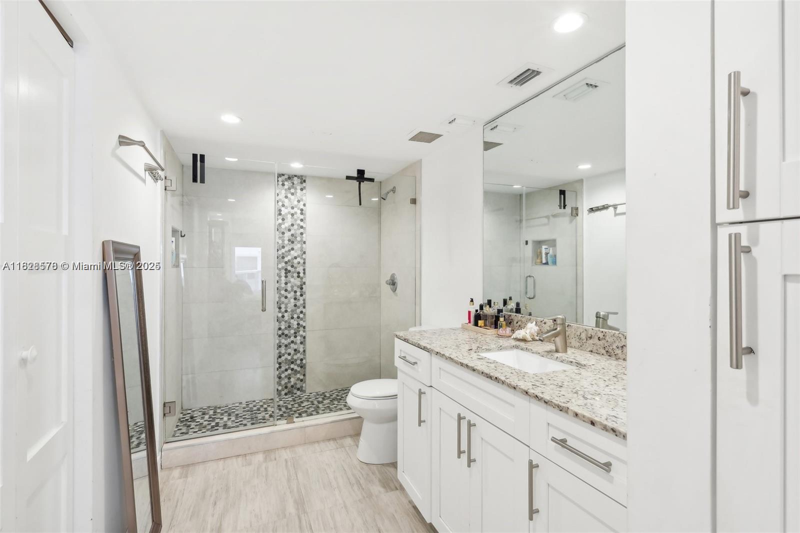 2401 Collins Ave 1011 Property Photo 6