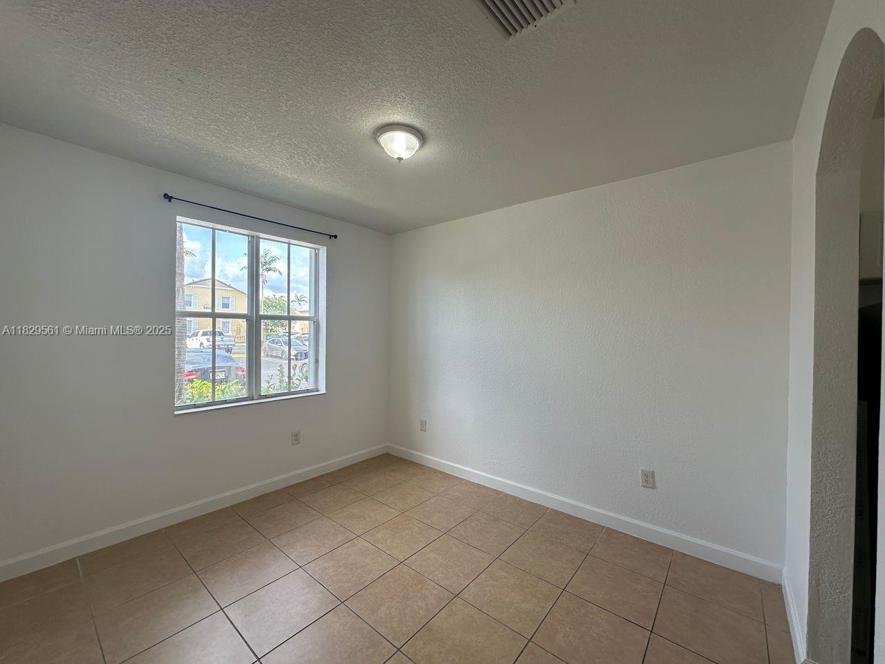 2929 Se 2nd St 4 Property Photo 2