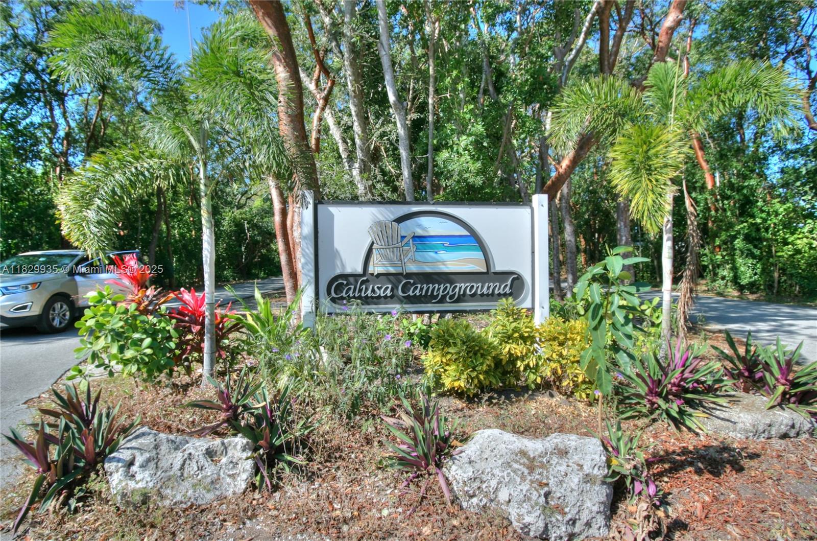 325 Calusa St Property Photo
