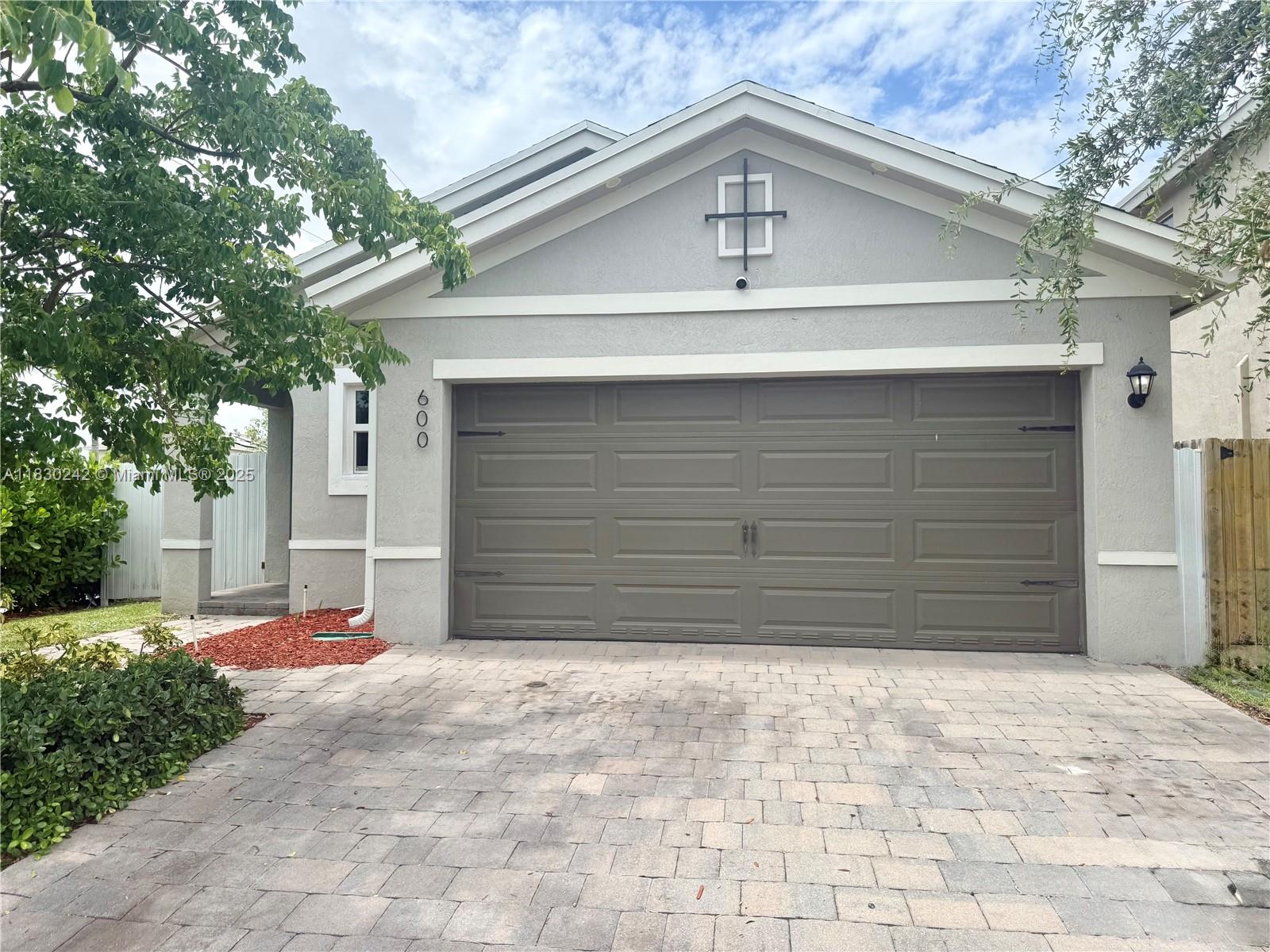 600 Ne 5 Terr Property Photo 1