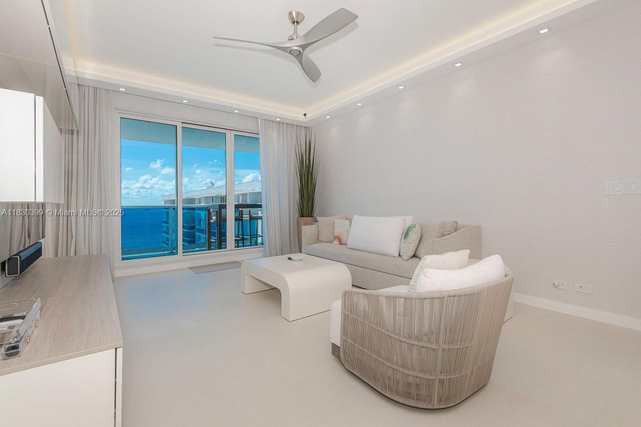 2301 Collins Ave PH20 Property Photo 1