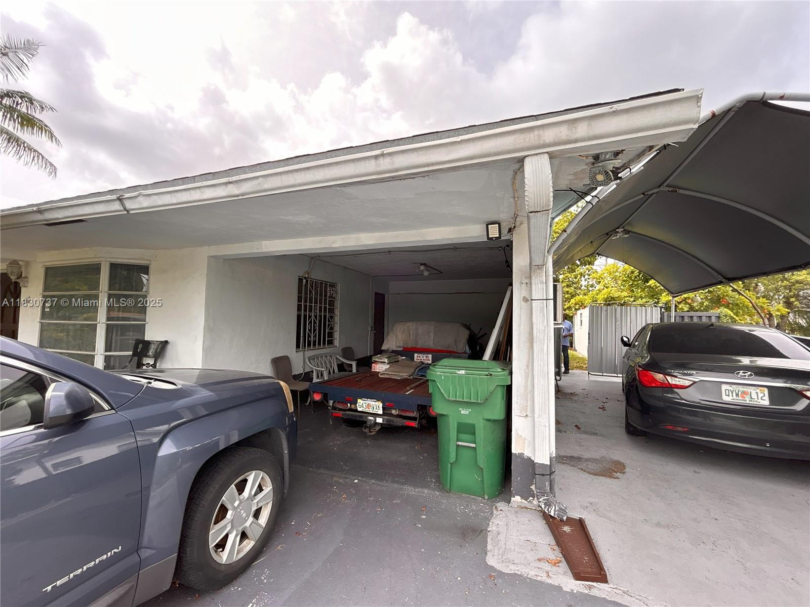 4560 Nw 25th Pl Property Photo 4