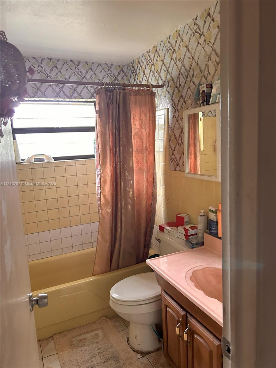 4560 Nw 25th Pl Property Photo 23