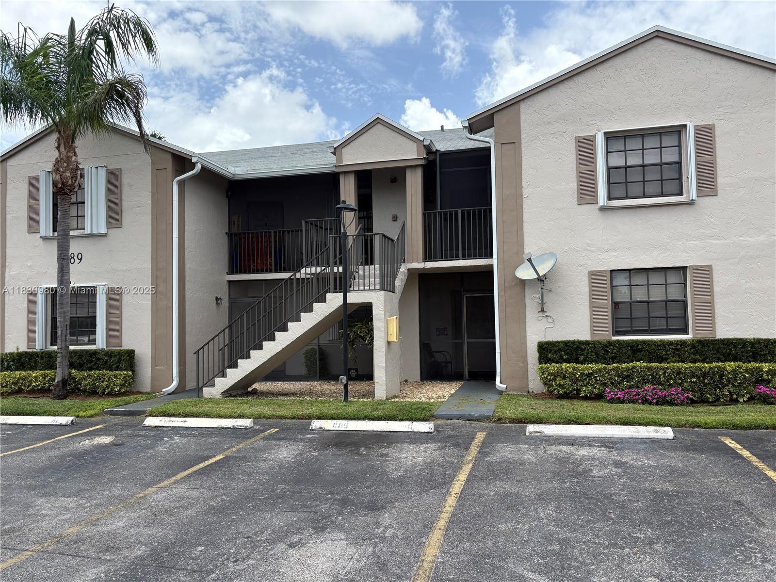 889 Hamilton Dr 889h Property Photo 1