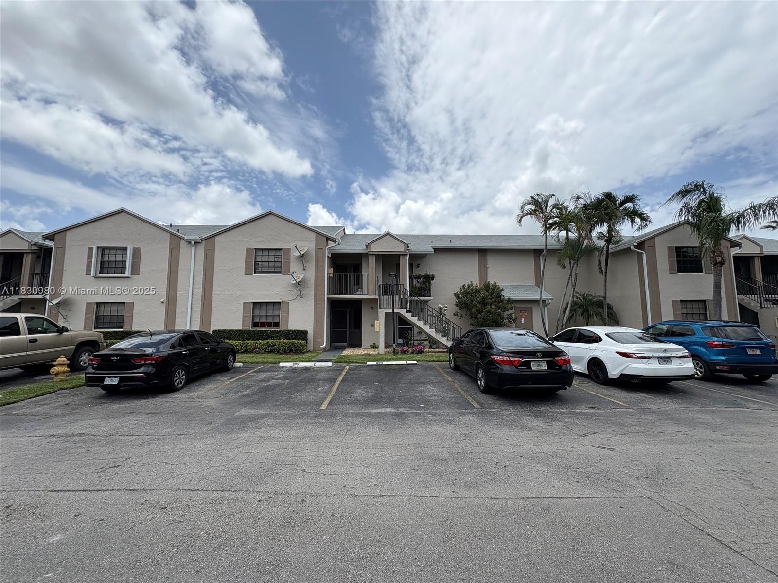 889 Hamilton Dr 889h Property Photo 2