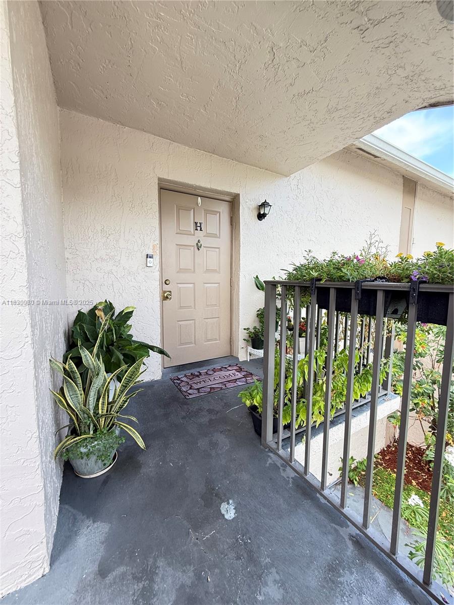 889 Hamilton Dr 889h Property Photo 3