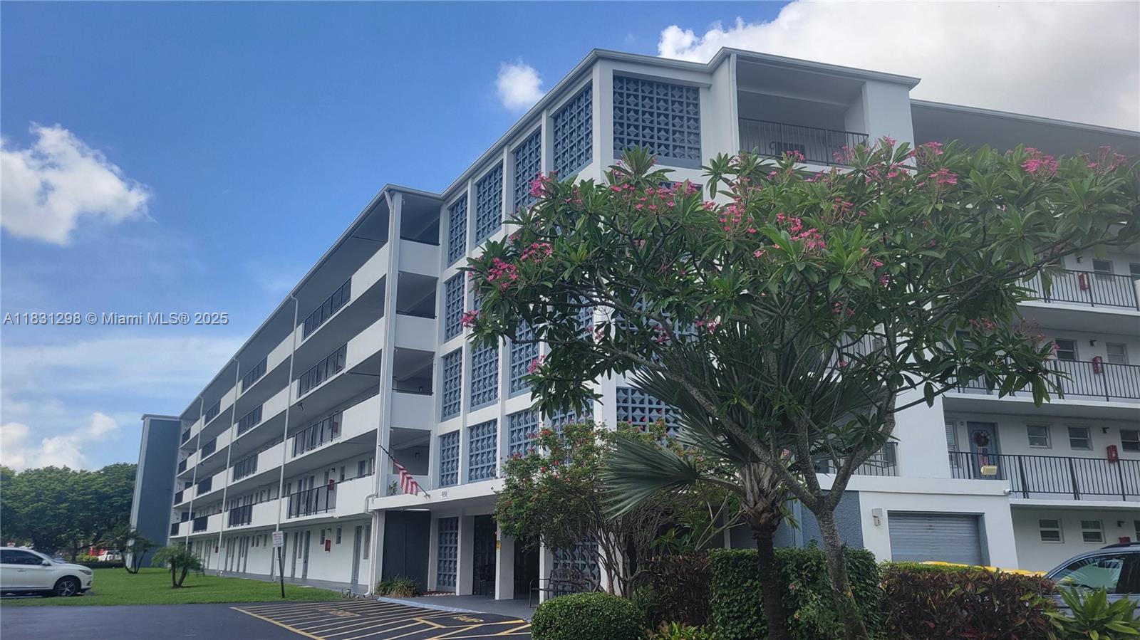 950 Hillcrest Dr 302 Property Photo 1