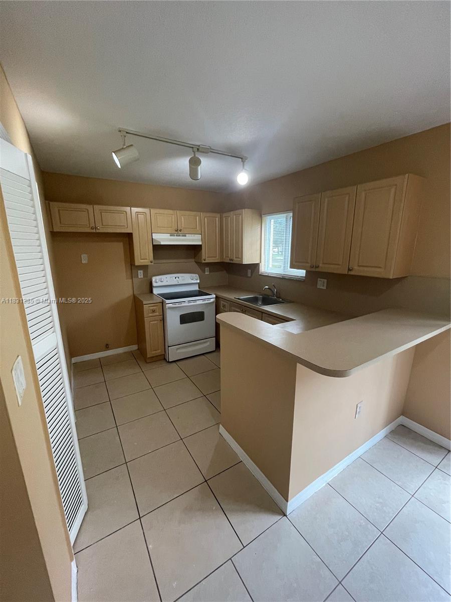 945 Ne 33rd Ter 101 Property Photo 4