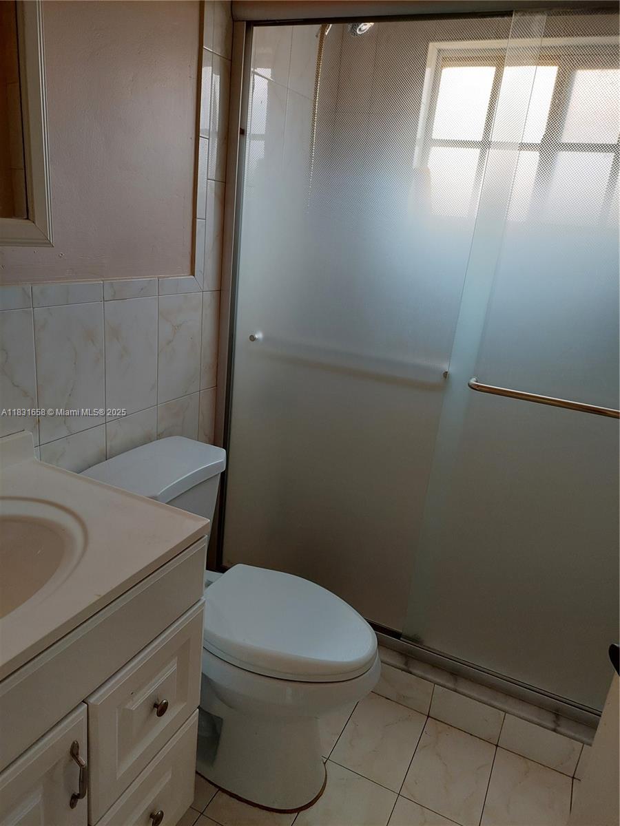 2403 W 76th St 203 Property Photo 6