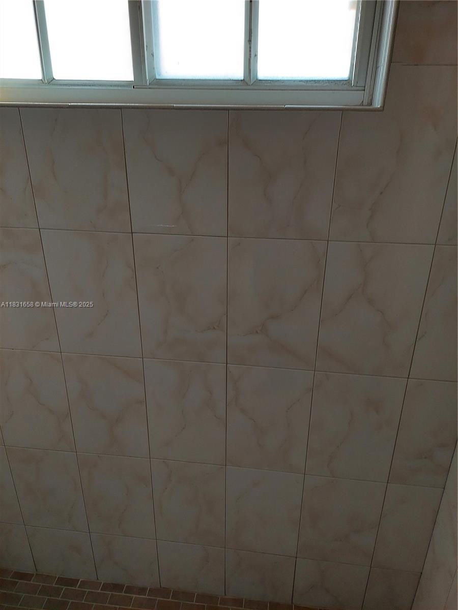 2403 W 76th St 203 Property Photo 11