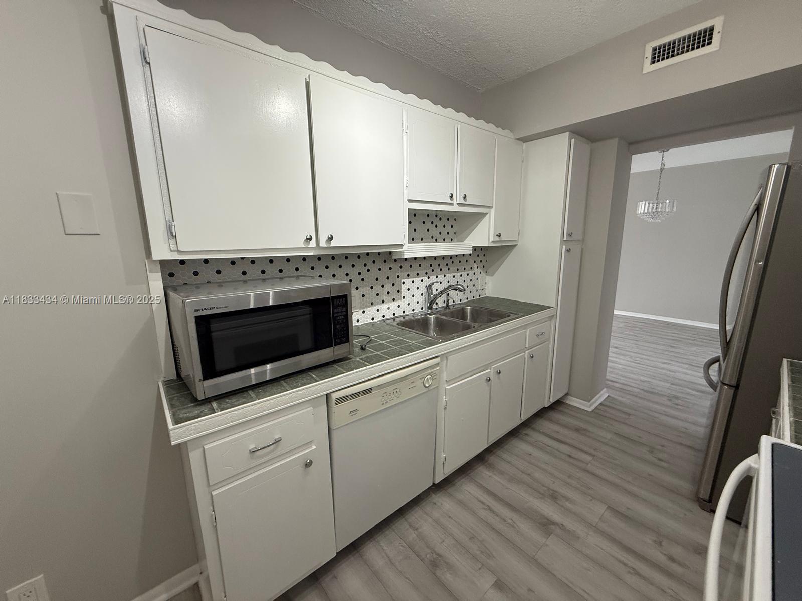 4200 Hillcrest Dr 505 Property Photo 3